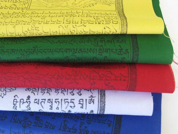 THE BUDDHIST SHOP Single roll of Vertical Tibetan Prayer Flags~ 5 Colors Joint ~ 15 flags each ~ Polyester 